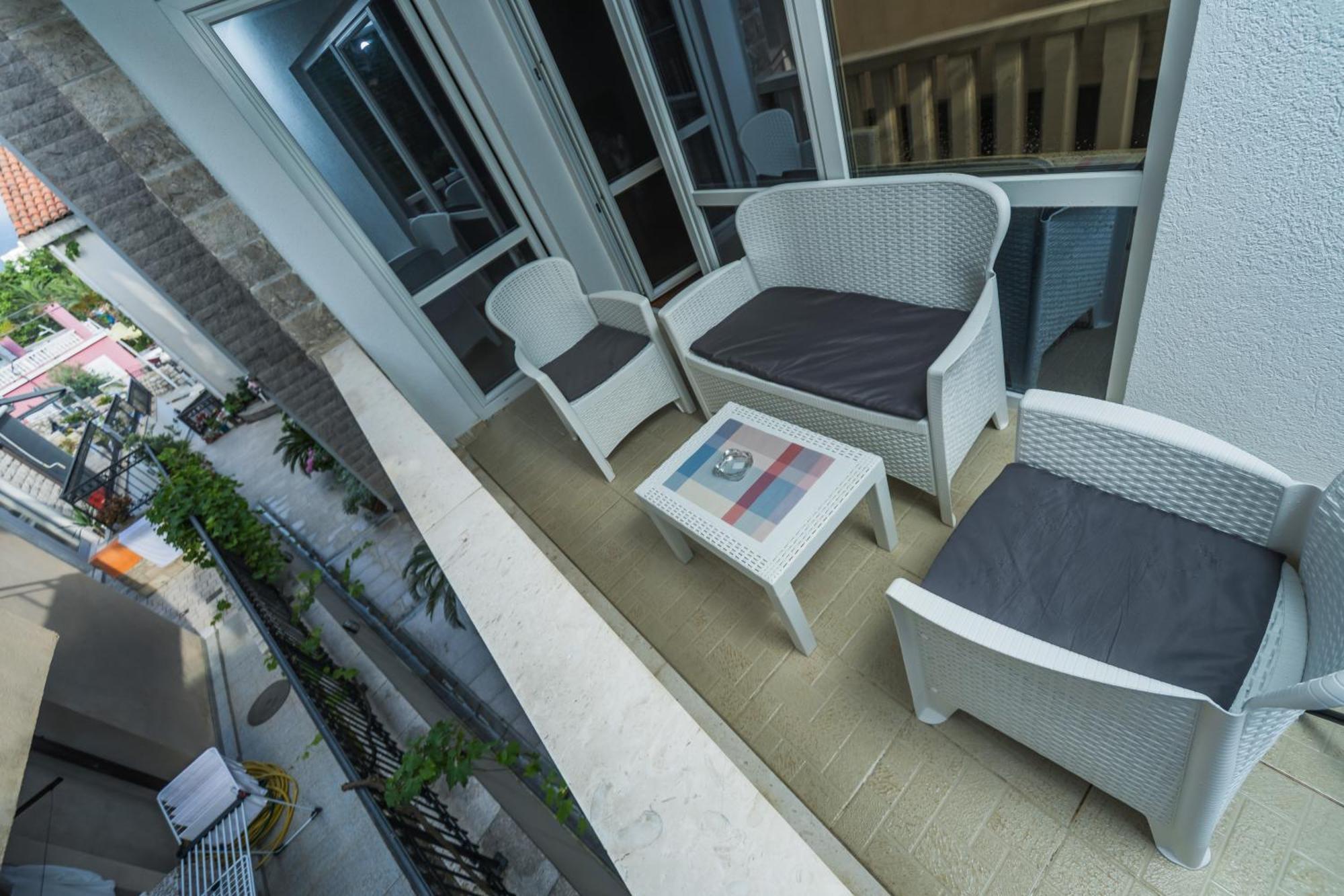 Apartments Franicevic Petrovac ภายนอก รูปภาพ