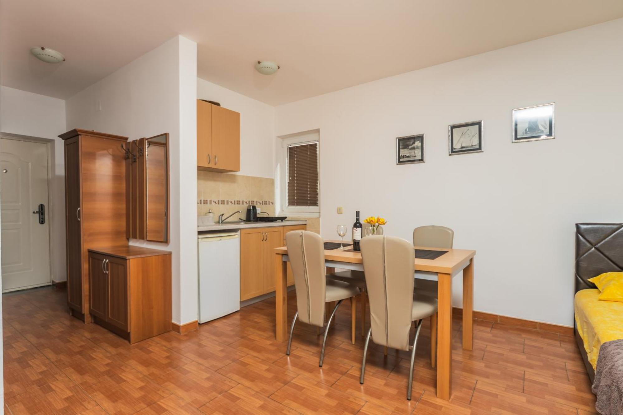 Apartments Franicevic Petrovac ภายนอก รูปภาพ