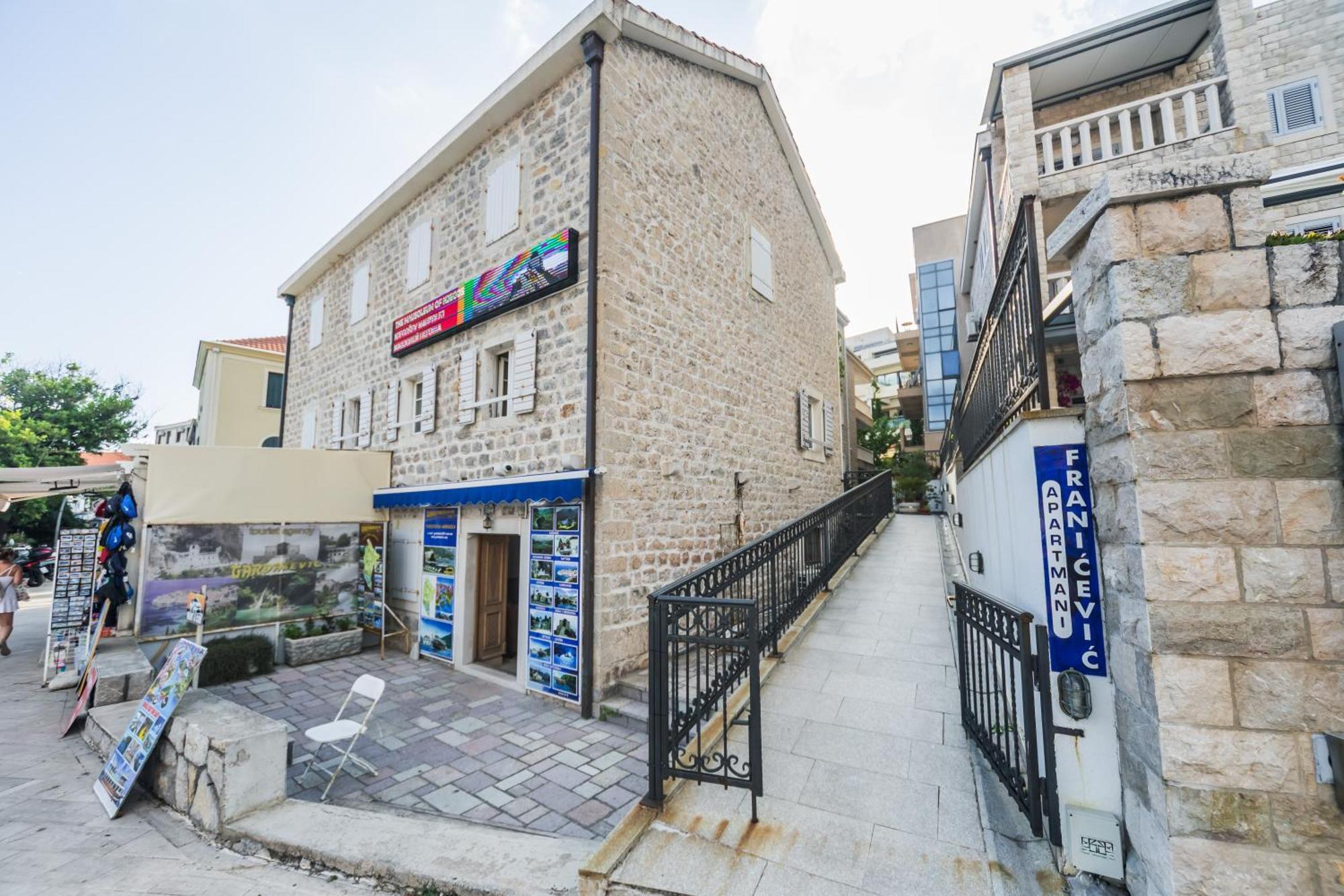 Apartments Franicevic Petrovac ภายนอก รูปภาพ