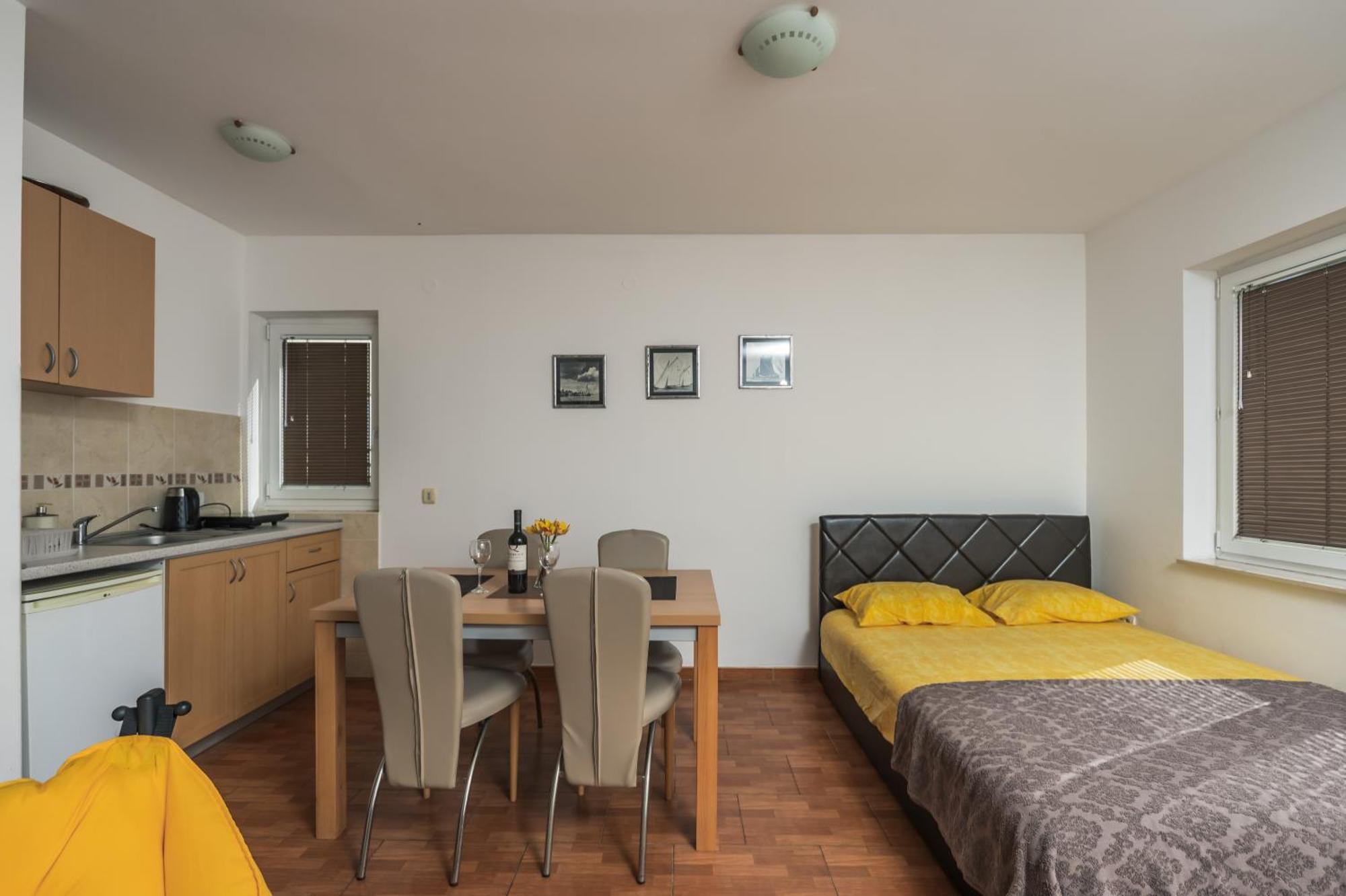 Apartments Franicevic Petrovac ภายนอก รูปภาพ